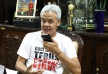 Ganjar saat menghubungi tenaga medis