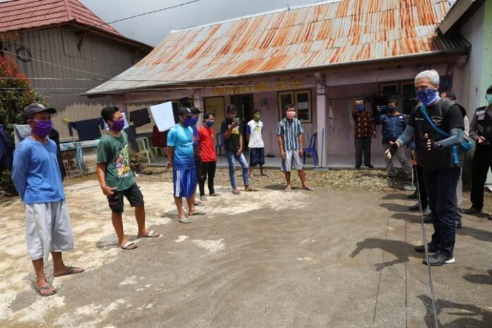 Pemudik sedang menjalani karantina