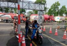 Pengendara motor isi BBM di SPBU