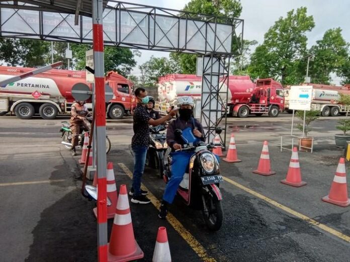 Pengendara motor isi BBM di SPBU