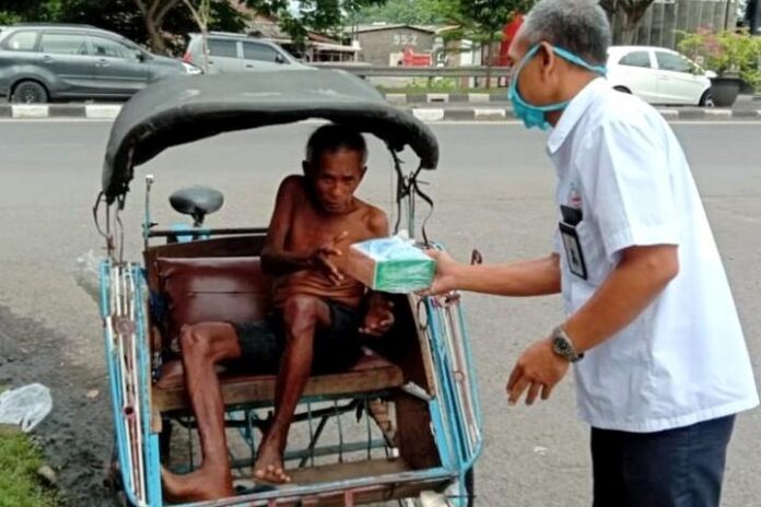 PTPN IX Bagi Masker Dan Makanan