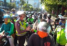 Polrestabes Semarang Bagikan Masker