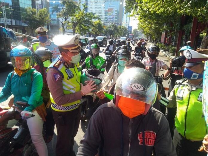 Polrestabes Semarang Bagikan Masker