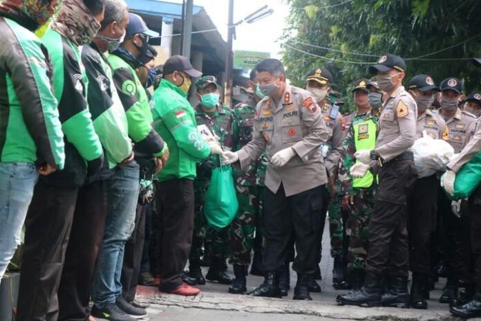 Paket sembako kepada pengemudi ojol