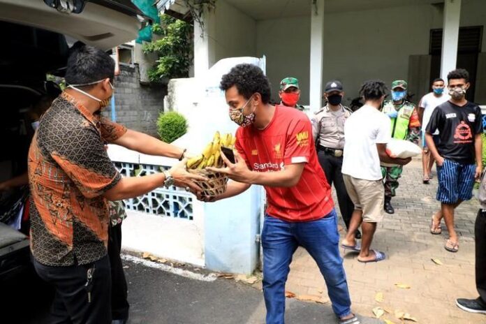 Bantuan makanan untuk mahasiswa luar Jateng