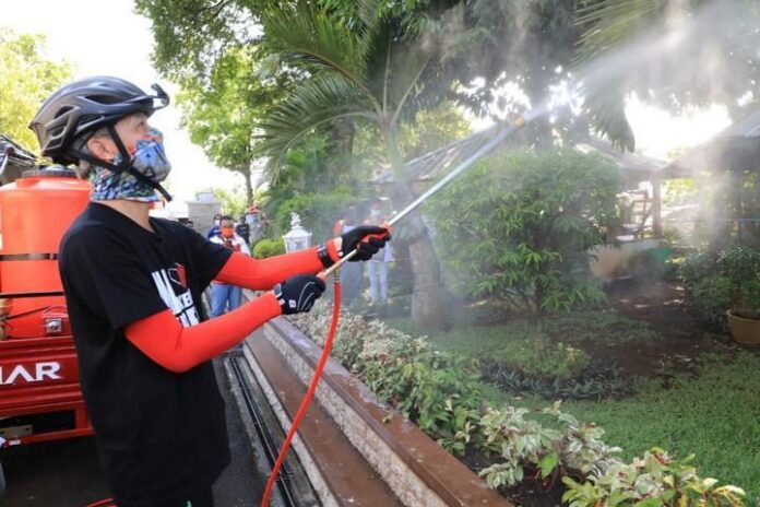 2020-04-16_Ganjar mencoba alat penyemprot desinfektan Ganjar mencoba alat penyemprot desinfektan