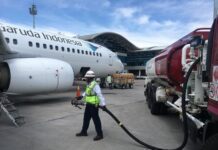 Petugas saat mengisi avtur