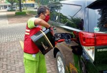 Petugas Pertamina Delivery Service