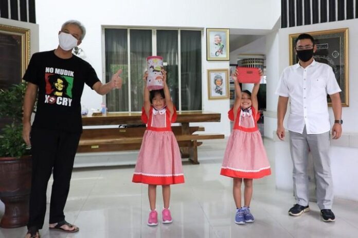 2020-04-20_dua anak yang menyerahkan celengan dua anak yang menyerahkan celengan