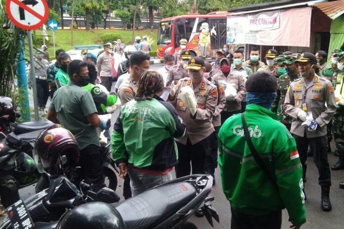 Bantuan sembako kepada ojek online