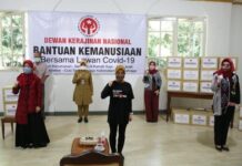 Ketua Dekranasda Jateng Siti Atikoh (tengah depan)