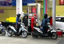Pengendara mengantre mengisi BBM di SPBU