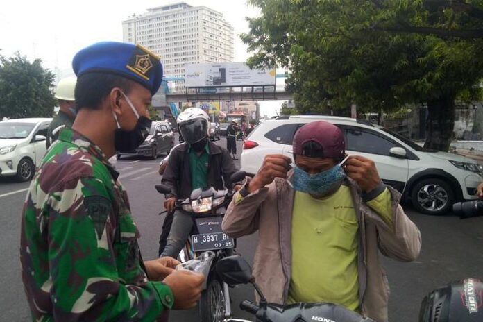 2020-04-28_Bagi-bagi masker Bagi-bagi masker