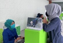 Penumpang mengurus tiket