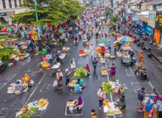 Pasar pagi Salatiga physical distancing