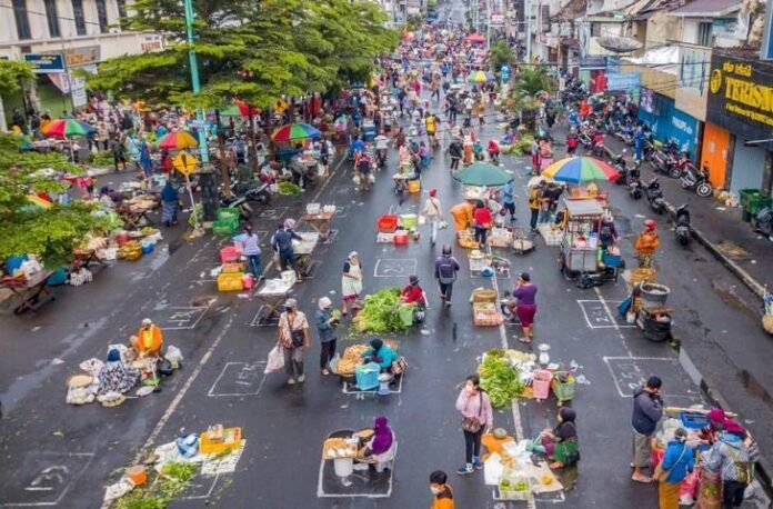 Pasar pagi Salatiga physical distancing