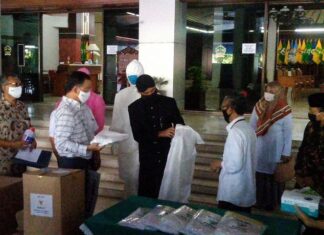 Bantuan baju hazmat dari BBPLK Semarang