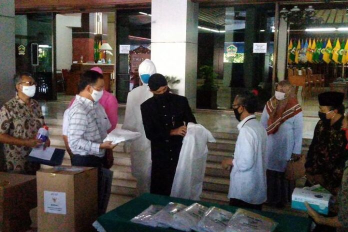 Bantuan baju hazmat dari BBPLK Semarang