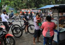 Kerumunan masyarakat di Jalan Majapahit