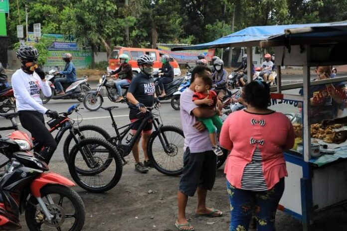 Kerumunan masyarakat di Jalan Majapahit