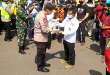 Paket sembako kepada perwakilan buruh