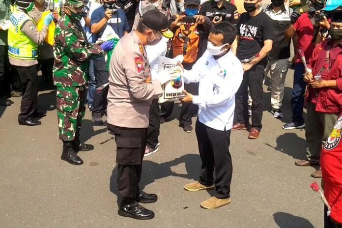 2020-05-01_Paket sembako kepada perwakilan buruh Paket sembako kepada perwakilan buruh
