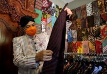 Ganjar Pranowo Melihat Batik