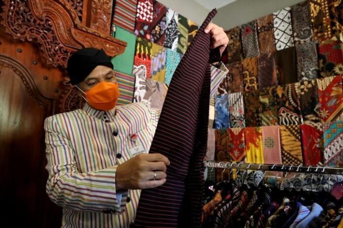 2020-08-06_Ganjar Pranowo Melihat Batik Ganjar Pranowo Melihat Batik