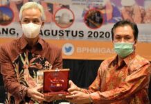 Kepala BPH Migas Fanshurullah Asa (kanan)