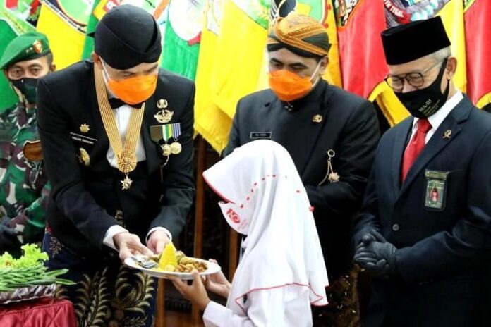 Ganjar Pranowo Serahkan Tumpeng