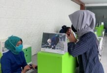 Calon penumpang di Bandara Ahmad Yan