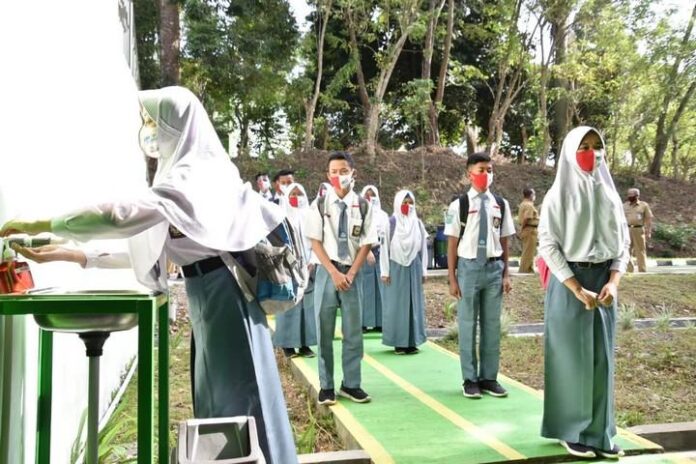 Siswa menunggu giliran cuci tangan