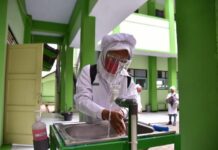 Siswi SMKN 1 Temanggung mencuci tangan