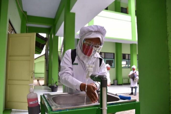 Siswi SMKN 1 Temanggung mencuci tangan