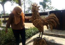 Ukiran kayu berbentuk ayam jago