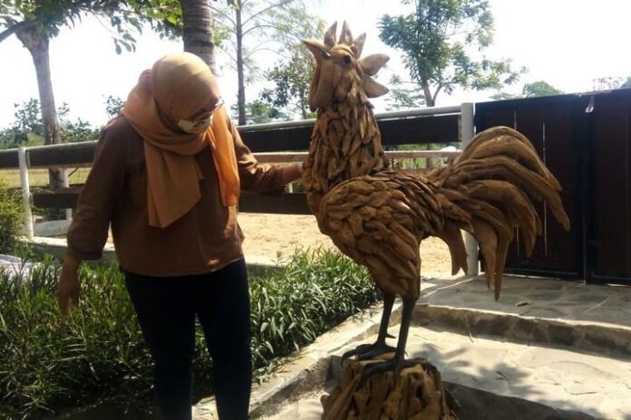 Ukiran kayu berbentuk ayam jago