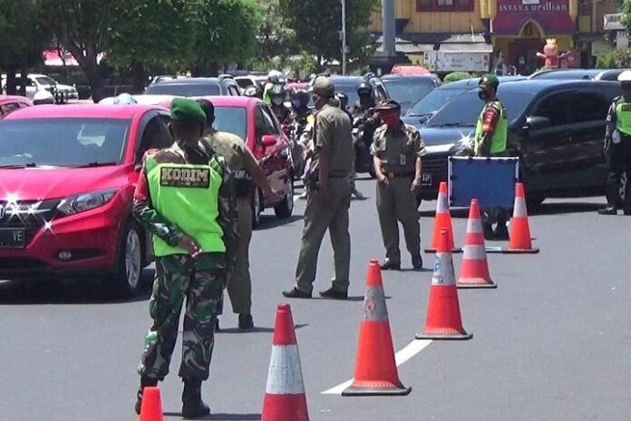 Razia masker di kawasan Simpang Lima Semarang