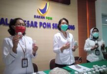 I Gusti Ayu Adhi Aryapatni (tengah)