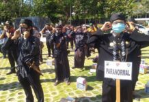 Kelompok paranormal sosialisasi penggunaan masker