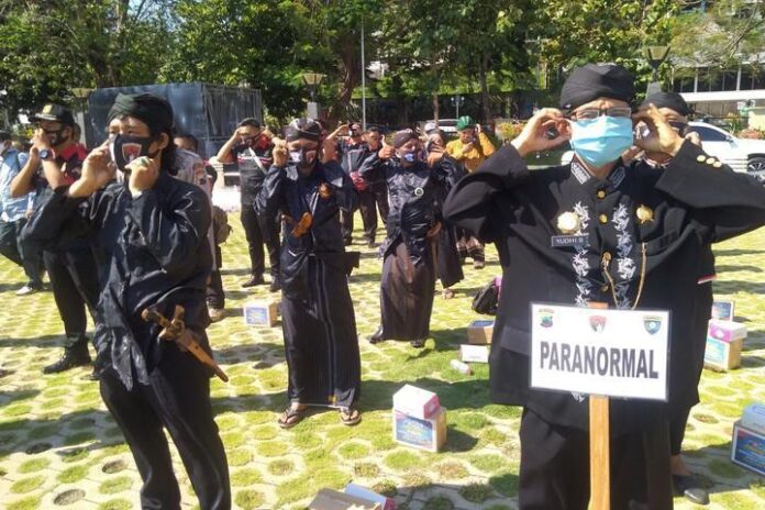 Kelompok paranormal sosialisasi penggunaan masker