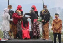 Potong rambut gimbal anak-anak di Dieng