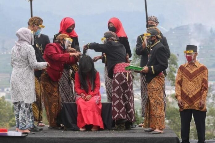 Potong rambut gimbal anak-anak di Dieng