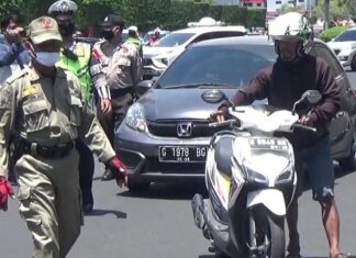 Satpol PP Kota Semarang saat menggelar razia masker