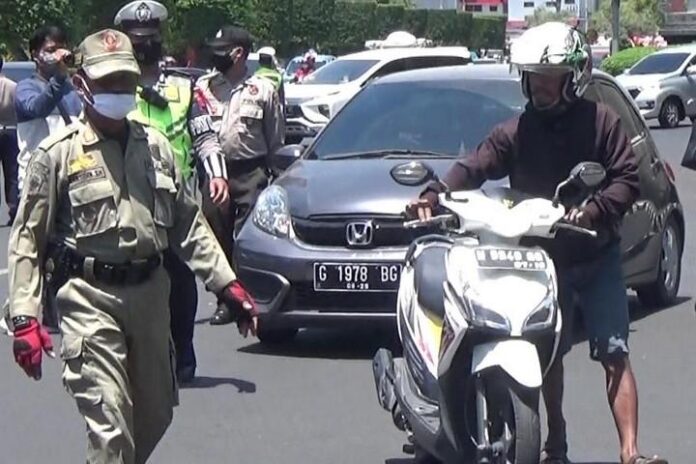 Satpol PP Kota Semarang saat menggelar razia masker