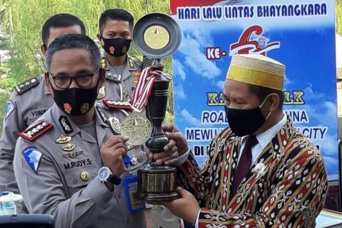 Kombes Pol Rudy Syafirudin (kiri)