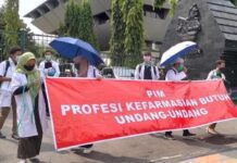 Mahasiswa farmasi menggelar aksi