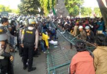 Gerbang DPRD Jateng roboh