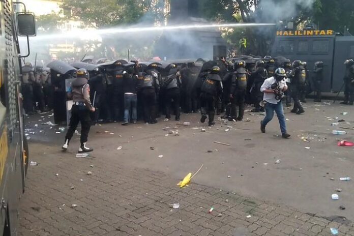 2020-10-10_Polisi Bubarkan Pengunjuk Rasa Polisi Bubarkan Pengunjuk Rasa