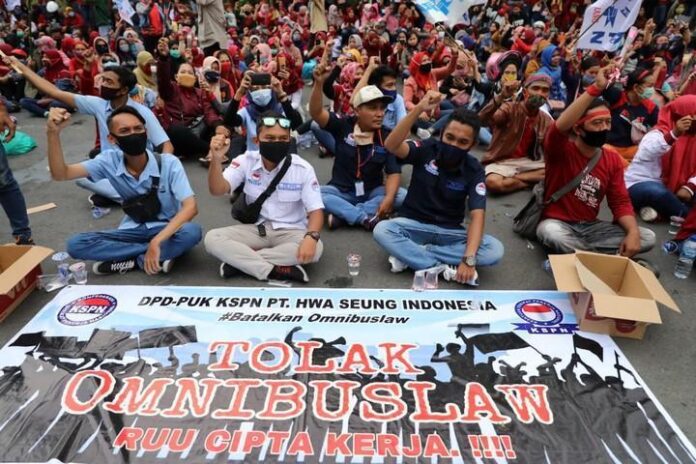 2020-10-13_Unjuk rasa menolak pengesahan UU Cipta Kerja Unjuk rasa menolak pengesahan UU Cipta Kerja