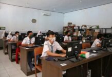 Siswa belajar dengan protokol kesehatan